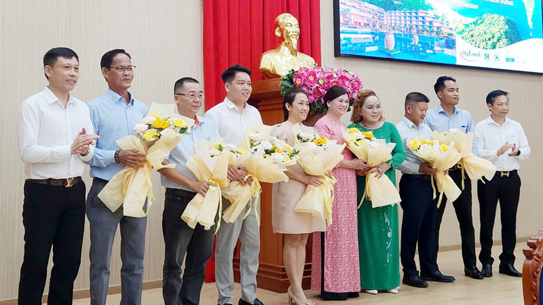 PGS, TS Nguyễn Thành Lợi (bìa trái) trao hoa cảm ơn các đơn vị tài trợ hội thảo.