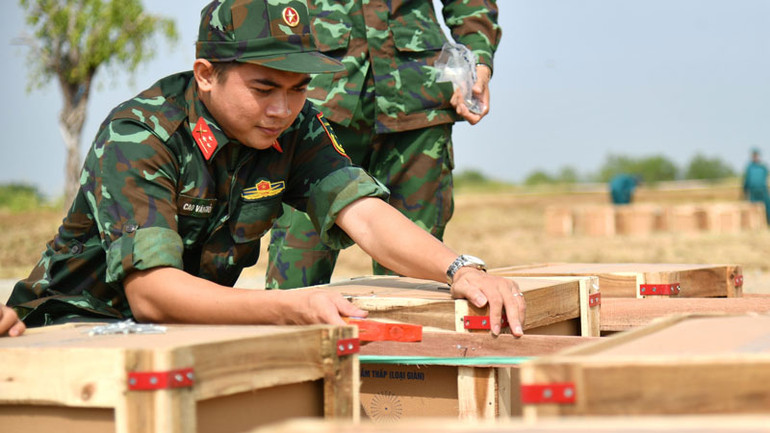 Các thùng pháo được liên kết chặt chẽ với nhau.