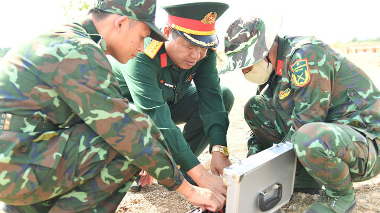 Lãnh đạo Bộ Chỉ huy quân sự tỉnh Kiên Giang trực tiếp kiểm tra công tác lắp đặt pháo hoa tại thành phố Rạch Giá.