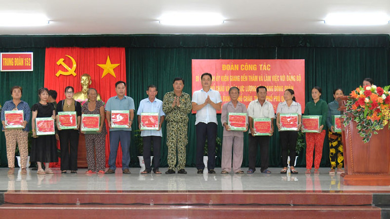 Bí thư Tỉnh ủy Kiên Giang Nguyễn Tiến Hải và lãnh đạo thành phố Phú Quốc tặng quà gia đình người có công với cách mạng, hộ nghèo, cận nghèo trên địa bàn xã Thổ Châu. (Ảnh: PHƯƠNG VŨ)