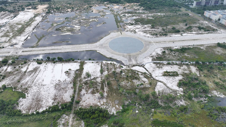 Bà Trần Thị Hồng cho rằng diện tích đất của bà hiện bị một số công ty khai thác, vận chuyển đất để thi công công trình. Bà Trần Thị Hồng cho rằng diện tích đất của bà hiện bị một số công ty khai thác, vận chuyển đất để thi công công trình.