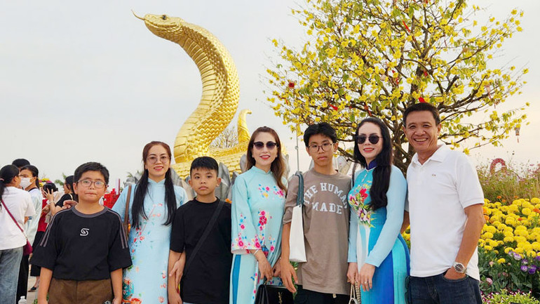 Khách du lịch tham quan, chụp ảnh tại thành phố Rạch Giá dịp Tết Nguyên đán Ất Tỵ 2025.