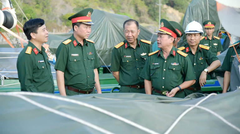 Lãnh đạo Quân khu 9, Bộ Chỉ huy quân sự tỉnh Kiên Giang kiểm tra 4 tàu dịch vụ hậu cần đóng mới cho Hải đội dân quân thường trực tỉnh Kiên Giang. (Ảnh: PHƯƠNG VŨ)