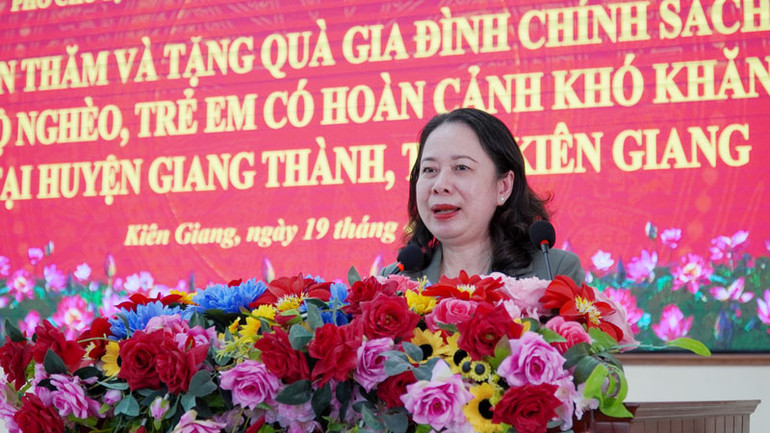 Phó Chủ tịch nước Võ Thị Ánh Xuân phát biểu trong buổi tặng quà tại huyện Giang Thành. Phó Chủ tịch nước Võ Thị Ánh Xuân phát biểu trong buổi tặng quà tại huyện Giang Thành.