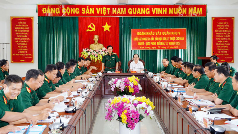 Thiếu tướng Nguyễn Minh Triều, Phó Tư lệnh Quân khu 9 phát biểu tại buổi làm việc. (Ảnh: PHƯƠNG VŨ)