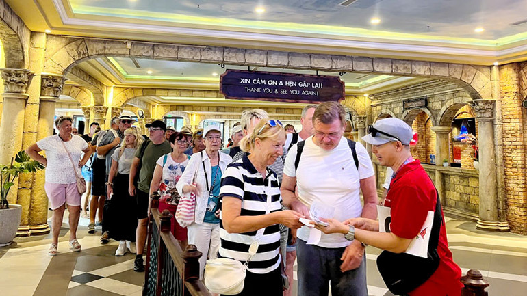 Khách quốc tế làm thủ tục trải nghiệm cáp treo Hòn Thơm.