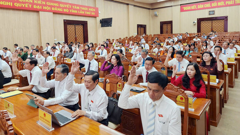 Đại biểu Hội đồng nhân dân tỉnh Kiên Giang biểu quyết thông qua các nghị quyết Hội đồng nhân dân tỉnh.