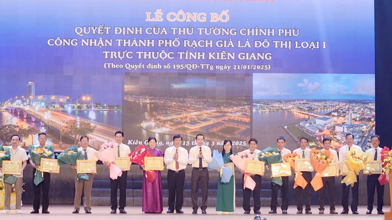 Lãnh đạo tỉnh Kiên Giang tặng bằng khen cho các tập thể, cá nhân có nhiều đóng góp vào sự phát triển của thành phố Rạch Giá. Lãnh đạo tỉnh Kiên Giang tặng bằng khen cho các tập thể, cá nhân có nhiều đóng góp vào sự phát triển của thành phố Rạch Giá.