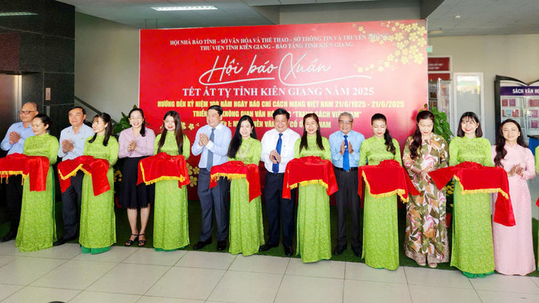 Đại biểu cắt băng khai mạc Hội báo Xuân Ất Tỵ tỉnh Kiên Giang năm 2025.