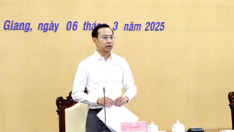 Chủ tịch Ủy ban nhân dân tỉnh Kiên Giang phát biểu tại cuộc họp.