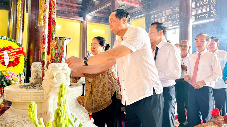 Lãnh đạo, nguyên lãnh đạo tỉnh Kiên Giang dâng hương tại Đền thờ Quốc tổ Hùng Vương. (Ảnh: PHƯƠNG VŨ).