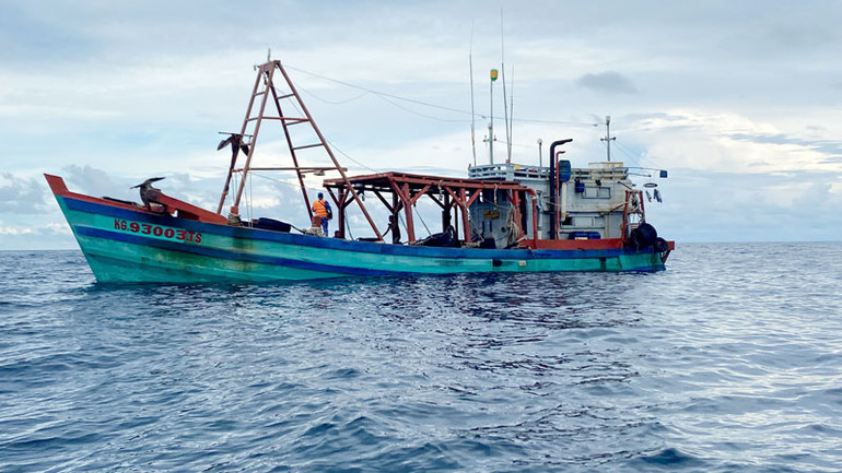 Tàu cá được cải hoán chở dầu nhưng không có giấy tờ chứng minh nguồn gốc hợp pháp của hàng hóa. (Ảnh: BỘ TƯ LỆNH VÙNG CẢNH SÁT BIỂN 4) Tàu cá được cải hoán chở dầu nhưng không có giấy tờ chứng minh nguồn gốc hợp pháp của hàng hóa. (Ảnh: BỘ TƯ LỆNH VÙNG CẢNH SÁT BIỂN 4)