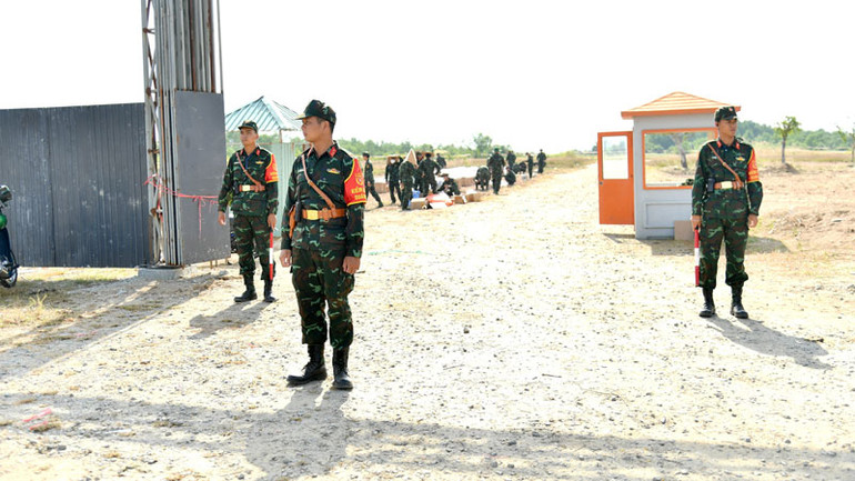 Tại các vị trí lắp đặt pháo, Bộ Chỉ huy quân sự tỉnh Kiên Giang đã phân công lực lượng kiểm soát quân sự phối hợp chặt chẽ với các lực lượng chức năng bảo vệ nghiêm, không để người dân đến gần gây mất an toàn.