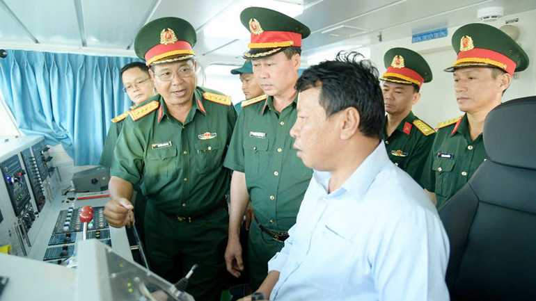 Hải đội dân quân thường trực tỉnh Kiên Giang tiếp nhận 4 tàu dịch vụ hậu cần đóng mới. (Ảnh: PHƯƠNG VŨ)