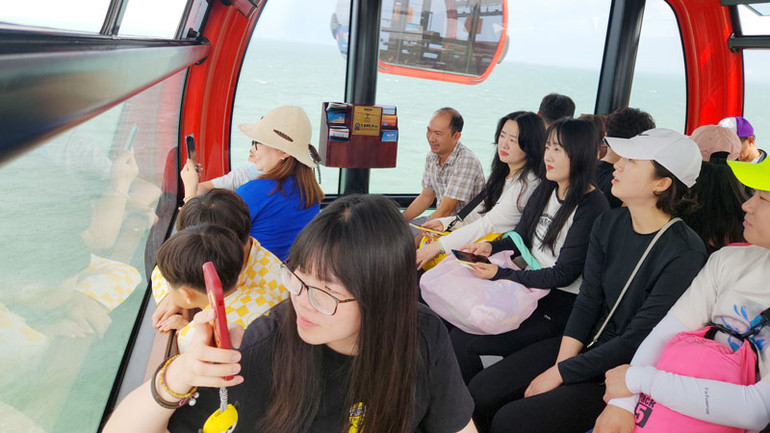 Khách du lịch trải nghiệm cáp treo Hòn Thơm, thành phố Phú Quốc. Khách du lịch trải nghiệm cáp treo Hòn Thơm, thành phố Phú Quốc.