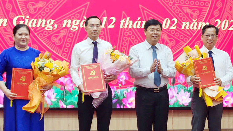 Bí thư Tỉnh ủy Kiên Giang Nguyễn Tiến Hải trao quyết định, tặng hoa chúc mừng lãnh đạo Đảng bộ Ủy ban nhân dân tỉnh.