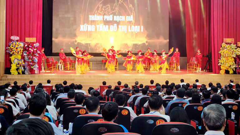 Văn nghệ chào mừng lễ công bố quyết định của Thủ tướng Chính phủ về việc công nhận thành phố Rạch Giá là đô thị loại I. Văn nghệ chào mừng lễ công bố quyết định của Thủ tướng Chính phủ về việc công nhận thành phố Rạch Giá là đô thị loại I.