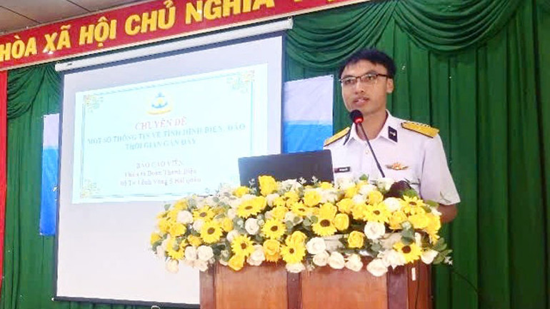 Báo cáo viên của Bộ Tư lệnh Vùng 5 Hải quân truyền đạt nội dung.