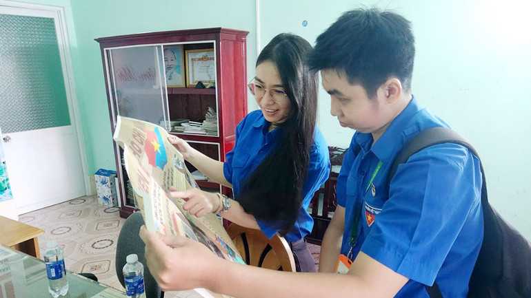 Các bạn trẻ Trường đại học Kiên Giang hào hứng nhận phụ san đặc biệt của Báo Nhân Dân tại Văn phòng đại diện Báo Nhân Dân tại Kiên Giang. Các bạn trẻ Trường đại học Kiên Giang hào hứng nhận phụ san đặc biệt của Báo Nhân Dân tại Văn phòng đại diện Báo Nhân Dân tại Kiên Giang.