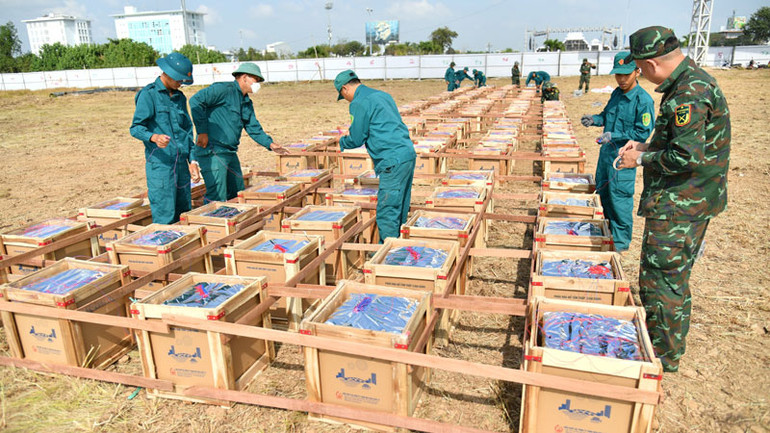 Từng thùng pháo được liên kết chặt chẽ với nhau để bảo đảm an toàn.