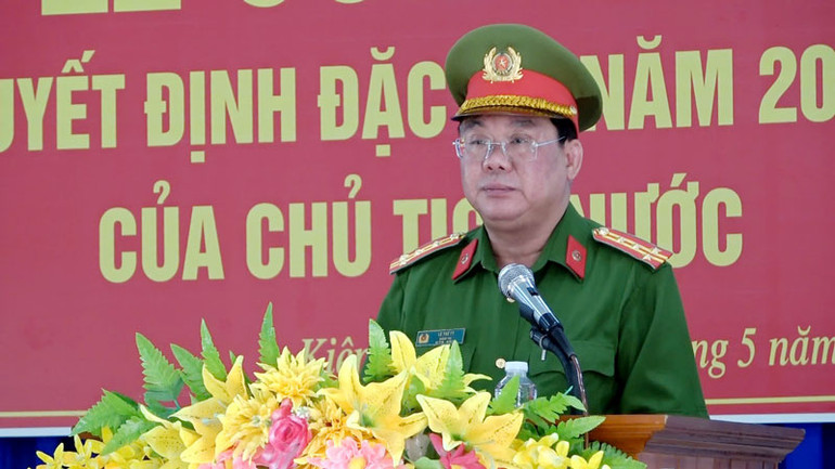 Đại tá Lê Thế Tý, Giám thị Trại giam Kênh 7 công bố quyết định đặc xá của Chủ tịch nước cho 58 phạm nhân được đặc xá. (Ảnh: VĂN VŨ)