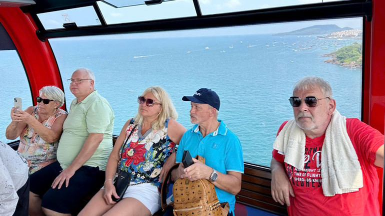 Du khách trải nghiệm cáp treo Hòn Thơm.