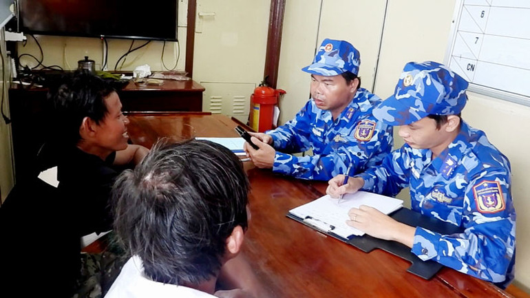 Lực lượng chức năng của Bộ Tư lệnh Vùng Cảnh sát 4 biển xác minh thông tin và trấn an tinh thần hai ngư dân gặp nạn.