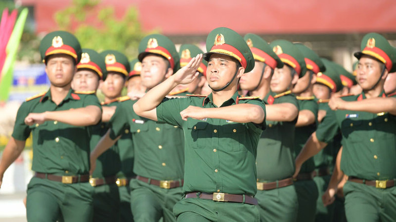 Lực lượng vũ trang tỉnh Kiên Giang duyệt đội ngũ. (Ảnh: PHƯƠNG VŨ)