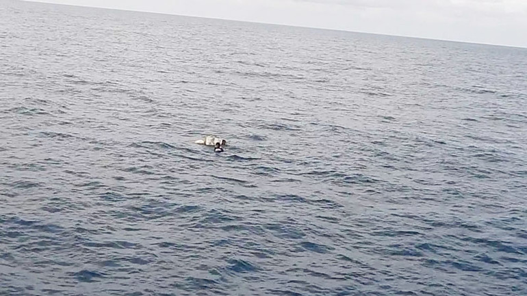 Lực lượng Cảnh sát biển phát hiện hai ngư dân bị trôi dạt trên biển.