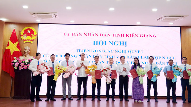 Lãnh đạo Tỉnh ủy, Ủy ban nhân dân tỉnh trao các quyết định cho lãnh đạo các sở, ngành thuộc Ủy ban nhân dân tỉnh Kiên Giang.