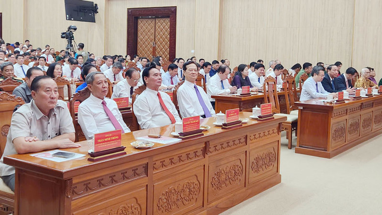 Các đồng chí lãnh đạo, nguyên lãnh đạo Đảng và Nhà nước dự Kỷ niệm 50 năm Ngày Giải phóng miền nam, thống nhất đất nước, tại tỉnh Kiên Giang.