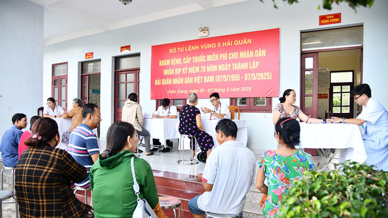 Quang cảnh buổi khám bệnh cho nhân dân trên địa bàn thành phố Phú Quốc.