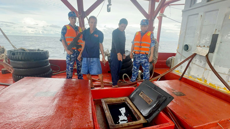 Lực lượng chức năng Bộ Tư lệnh Vùng Cảnh sát biển 4 kiểm tra hàng hóa vi phạm trên Tàu KG 93003 TS.