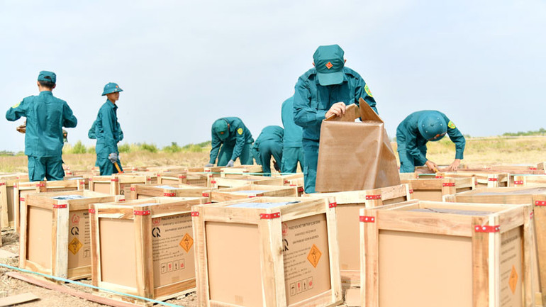 Các thùng pháo đã được lắp đặt chờ kích nổ.