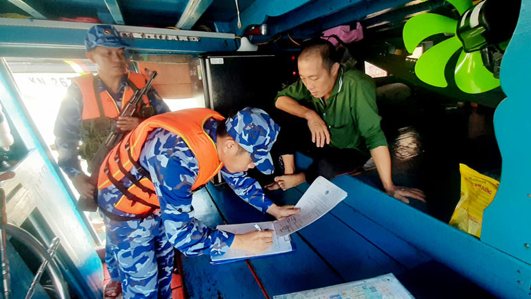 Lực lượng chức năng Bộ Tư lệnh Vùng Cảnh sát biển 4 lập biên bản tạm giữ phương tiện.