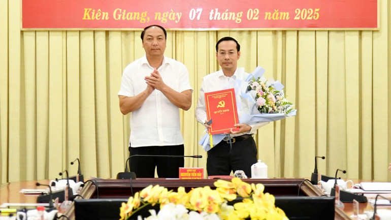 Phó Bí thư Thường trực Tỉnh ủy, Chủ tịch Hội đồng nhân dân tỉnh Kiên Giang Lâm Minh Thành trao quyết định của Ban Thường vụ Tỉnh ủy Kiên Giang cho đồng chí Nguyễn Thanh Nhàn. (Ảnh: PHƯƠNG VŨ)
