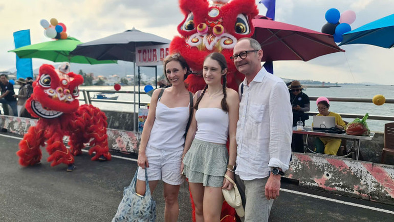 Du khách quốc tế lên đảo Phú Quốc.