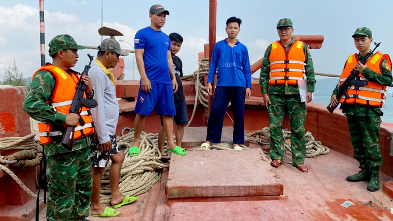 Lực lượng thuộc Bộ đội Biên phòng Kiên Giang kiểm tra tàu cá chở dầu DO không rõ nguồn gốc.