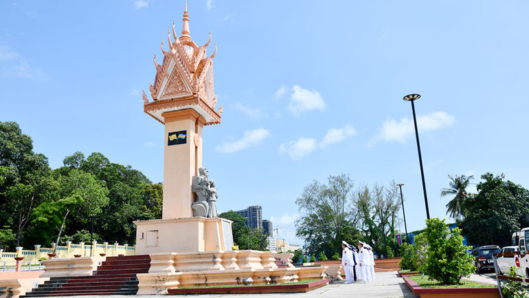 Đoàn công tác Bộ Tư lệnh Vùng 5 Hải quân dâng hương Tượng đài Hữu nghị Việt Nam-Campuchia.