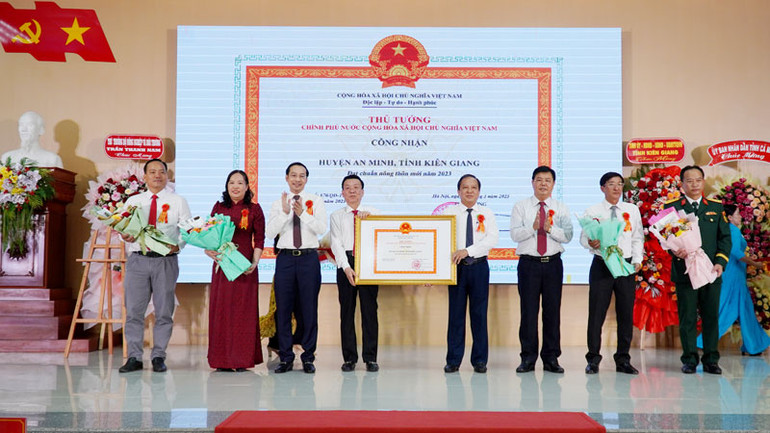 Lãnh đạo tỉnh Kiên Giang trao Quyết định của Thủ tướng Chính phủ công nhận huyện An Minh đạt chuẩn huyện nông thôn mới năm 2023. Lãnh đạo tỉnh Kiên Giang trao Quyết định của Thủ tướng Chính phủ công nhận huyện An Minh đạt chuẩn huyện nông thôn mới năm 2023.