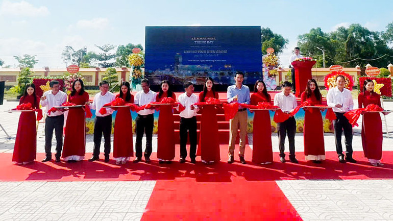 Nghi thức cắt băng trưng bày hình ảnh, tư liệu lịch sử của tỉnh Kiên Giang.