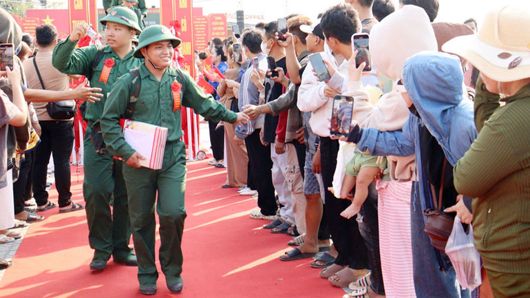 Thanh niên tỉnh Kiên Giang lên đường nhập ngũ, sáng 13/2. (Ảnh: PHƯƠNG VŨ).