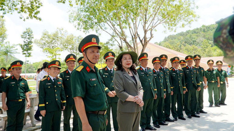 Phó Chủ tịch nước Võ Thị Ánh Xuân đến thăm hỏi tình hình huấn luyện và đời sống của cán bộ, chiến sĩ Trung đoàn Bộ binh 20. Phó Chủ tịch nước Võ Thị Ánh Xuân đến thăm hỏi tình hình huấn luyện và đời sống của cán bộ, chiến sĩ Trung đoàn Bộ binh 20.