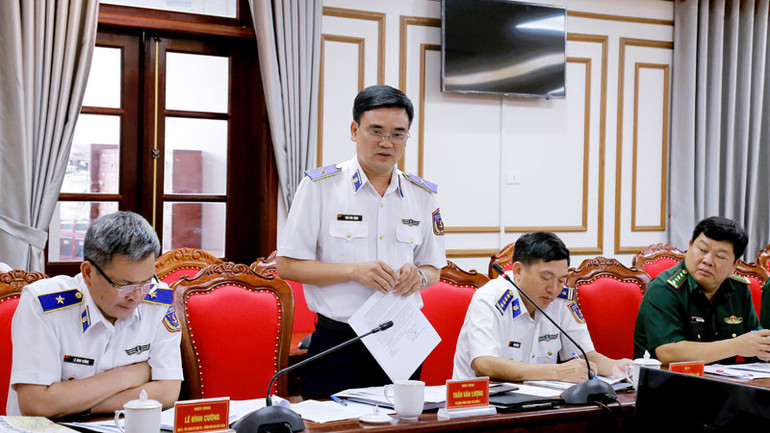 Thiếu tướng Trần Văn Lượng, Tư lệnh Vùng Cảnh sát biển 4, phát biểu tại buổi kiểm tra.