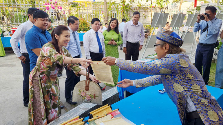 Đại biểu trải nghiệm thư pháp.