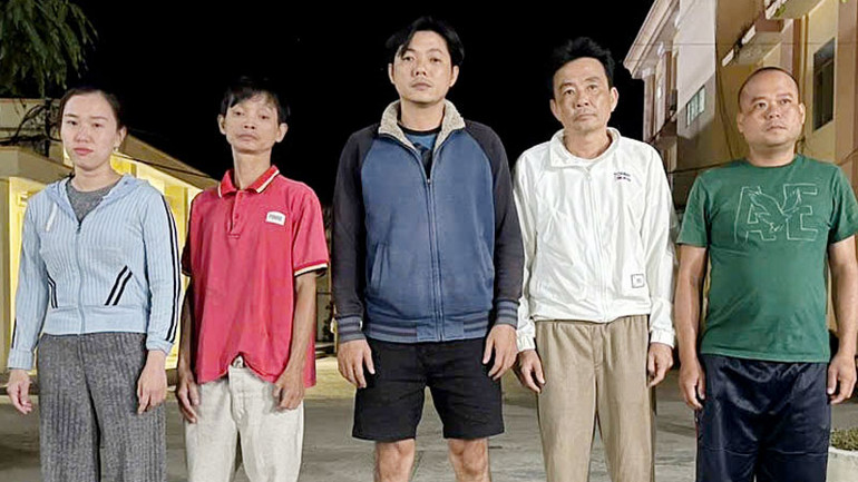 Các đối tượng Quách Thị Kim Như, Nguyễn Xuân Hải, Nguyễn Hoàng Đạt, Nguyễn Đăng Khoa, Thái Hồng Tây (từ trái sang phải). (Ảnh: HOÀNG ĐÔ).