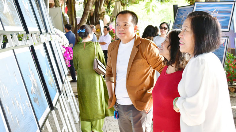 Người dân xem triển lãm ảnh.