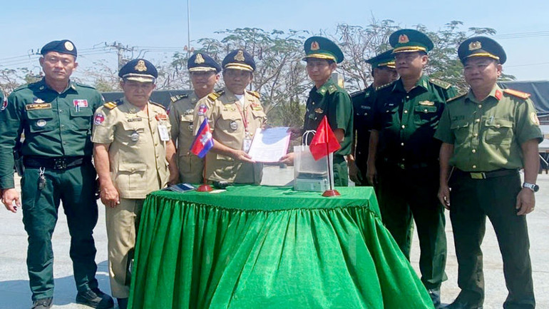 Lực lượng chức năng làm thủ tục tiếp nhận các công dân.