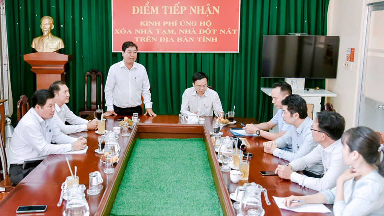 Quang cảnh buổi trao kinh phí.