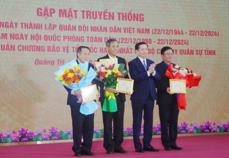 Bí thư Tỉnh ủy Quảng Trị Nguyễn Long Hải trao Kỷ niệm chương của Bộ trưởng Bộ Quốc phòng tặng các đồng chí lãnh đạo tỉnh Quảng Trị.